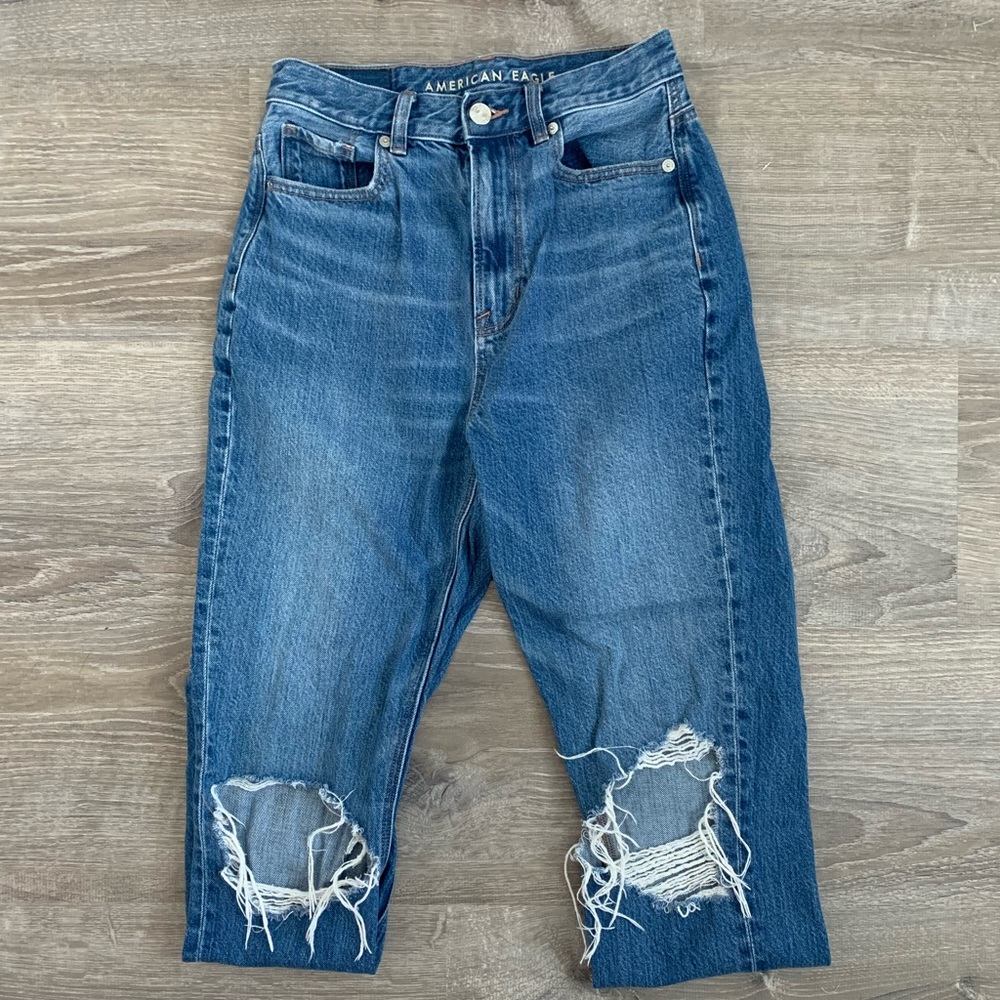• American Eagle High Rise Mom Jeans •